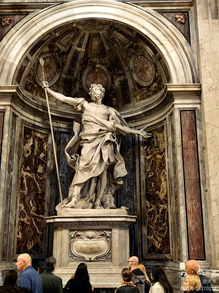 这位身后立着x形十字架的是圣安德鲁